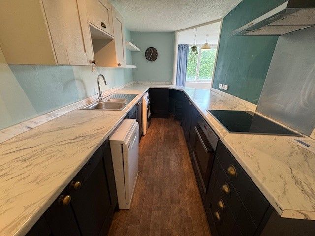 Property photo 2 of 12 Kitchen