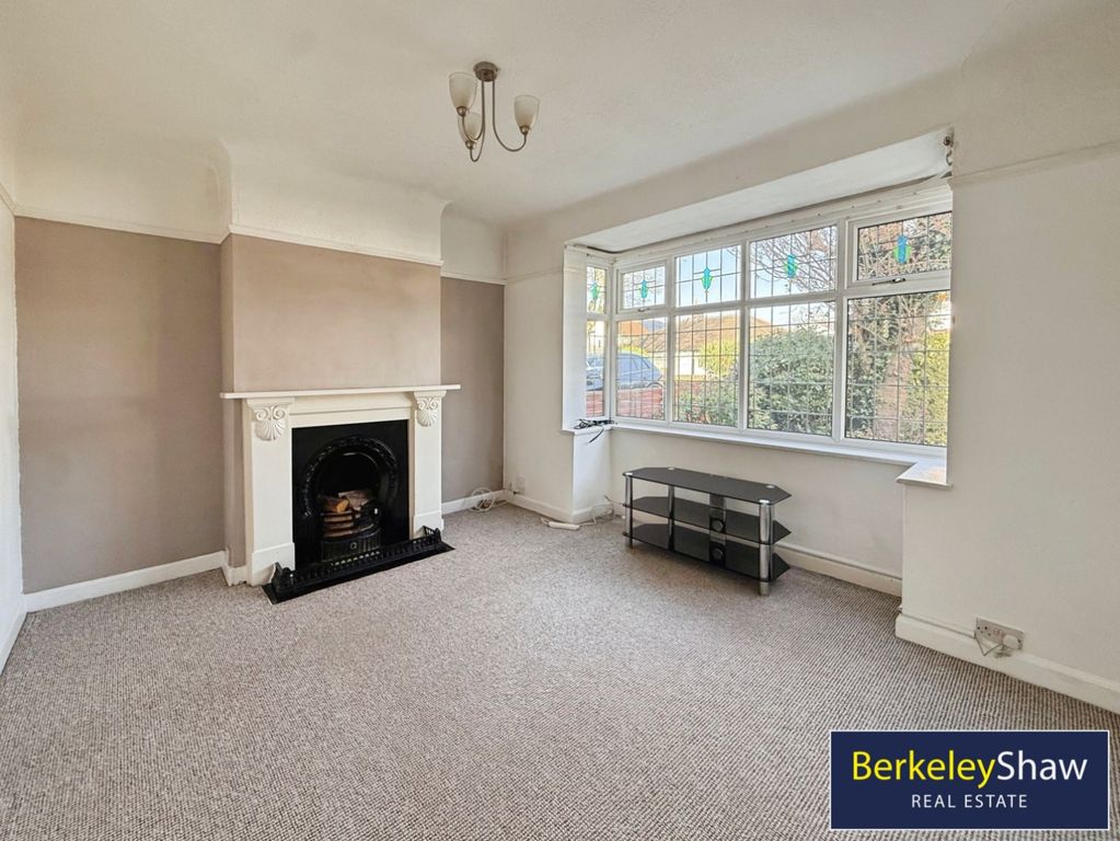 Property photo 2 of 19 Lounge (Front)