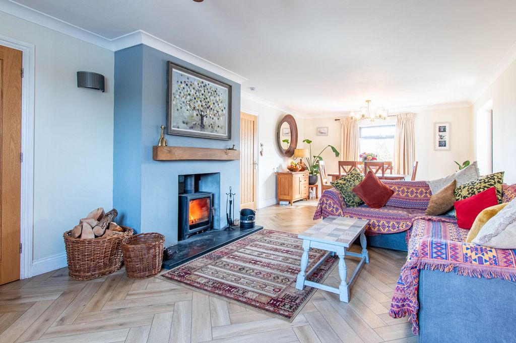 Property photo 2 of 32