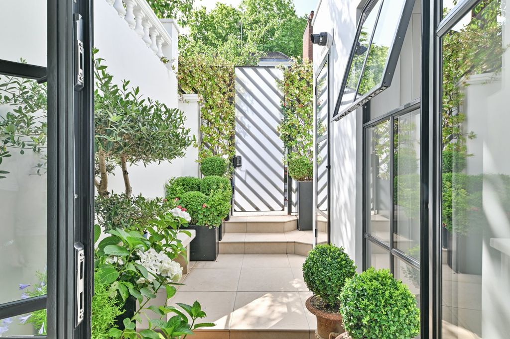 Property photo 3 of 24 Entrance