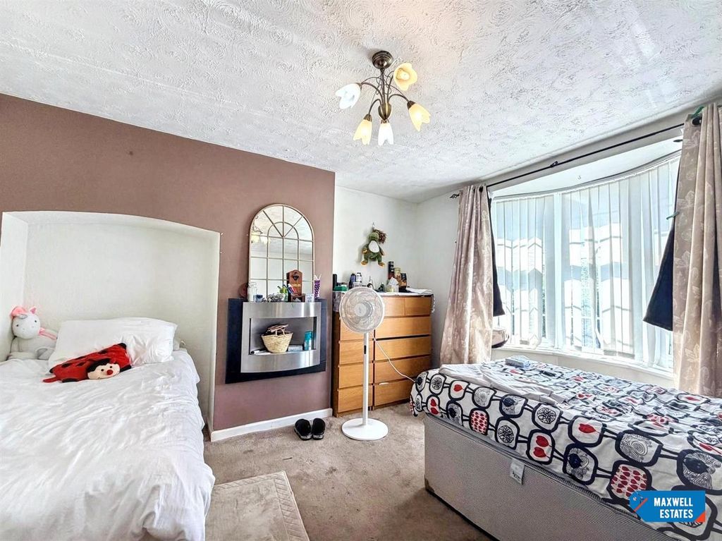 Property photo 2 of 10 Watling Ave 15.Jpg