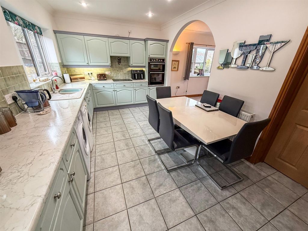 Property photo 3 of 25 Kitchen/Breakfast Room