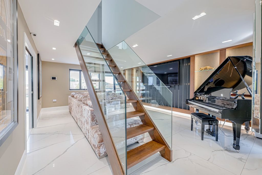 Property photo 3 of 48