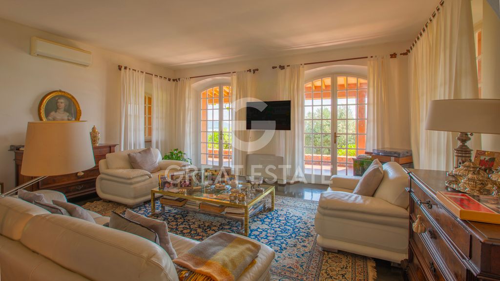 Property photo 2 of 57 Interiors