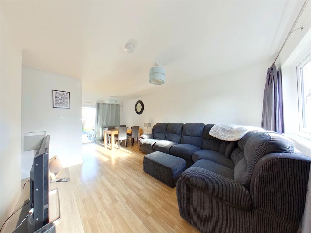 Property photo 3 of 12 Lounge