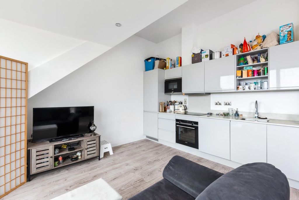 Property photo 3 of 24 16 South Buildings, Riverview Court, Ba1 3Sa-8.Jpg