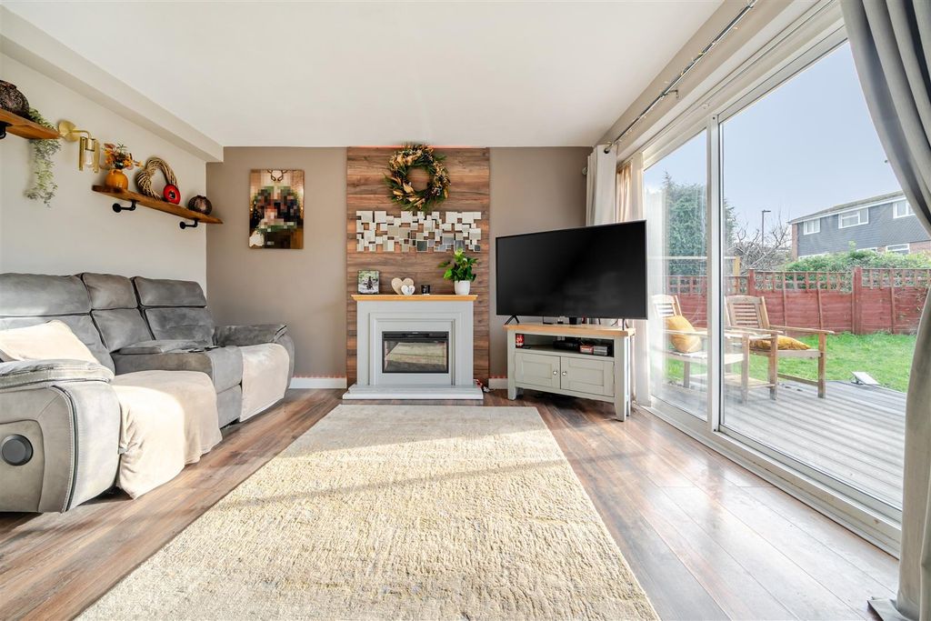 Property photo 3 of 16 Lounge