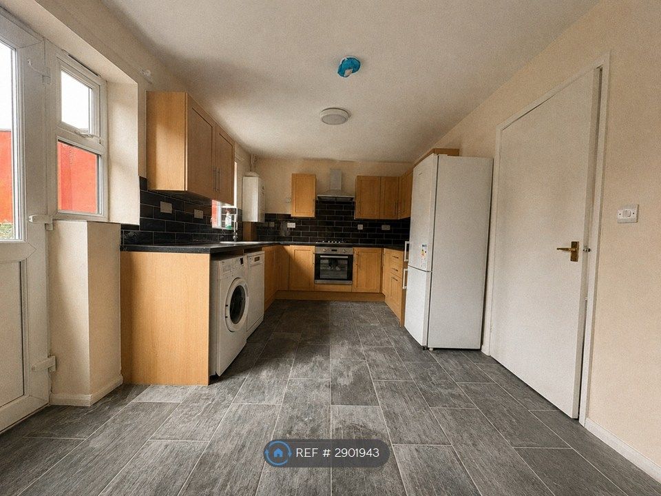 Property photo 2 of 11 Kitchen
