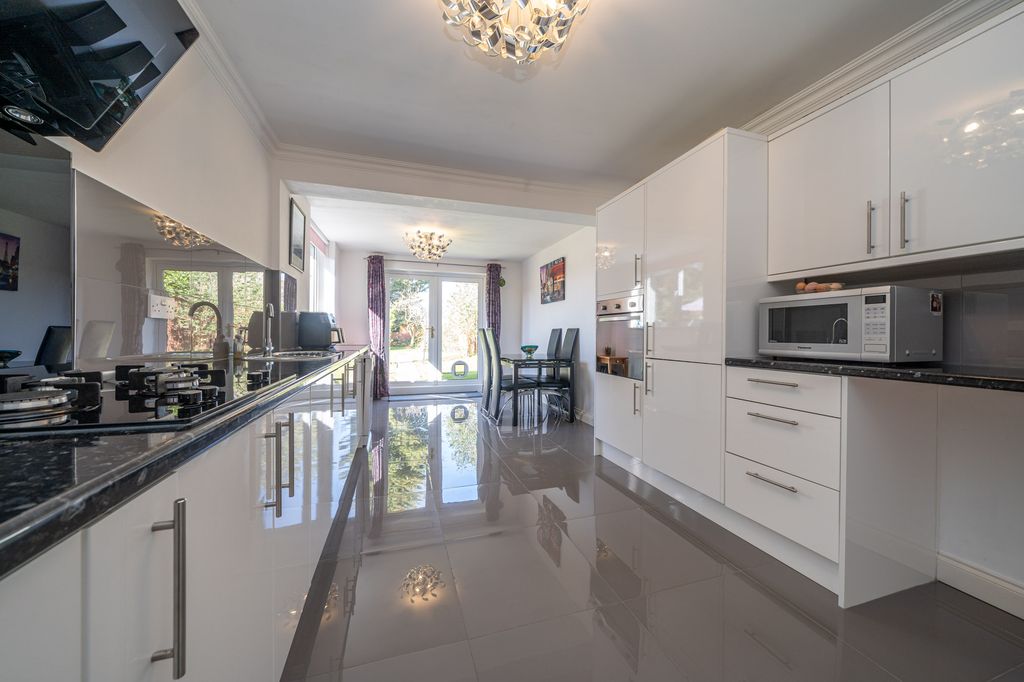 Property photo 2 of 32