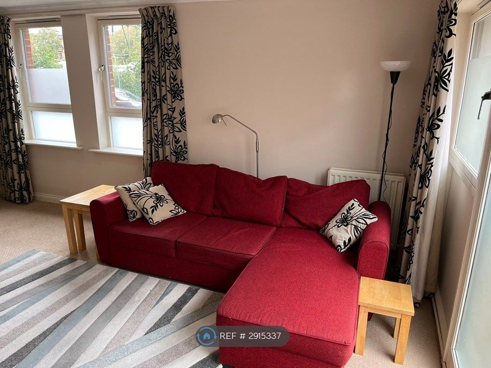 Property photo 3 of 17 Living Room 640 x 375 Cm