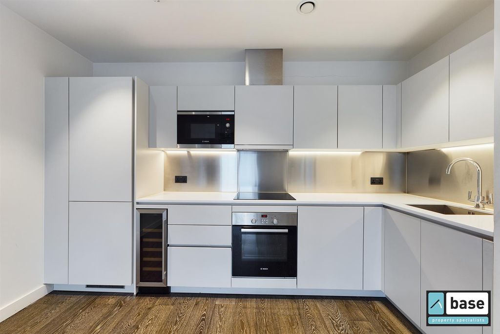 Property photo 3 of 17 Kitchen