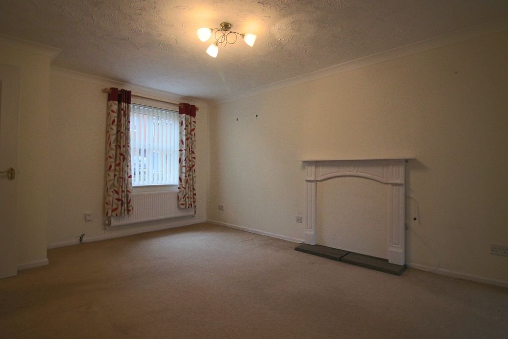 Property photo 2 of 11 4 Old English Drive Living Room