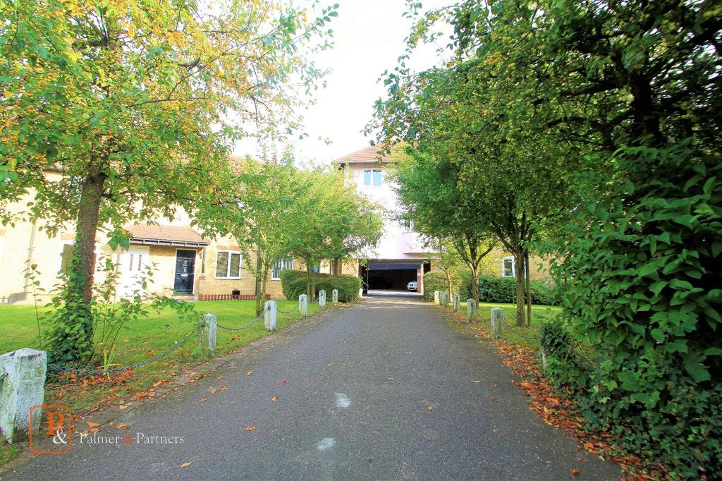 Property photo 1 of 9 External