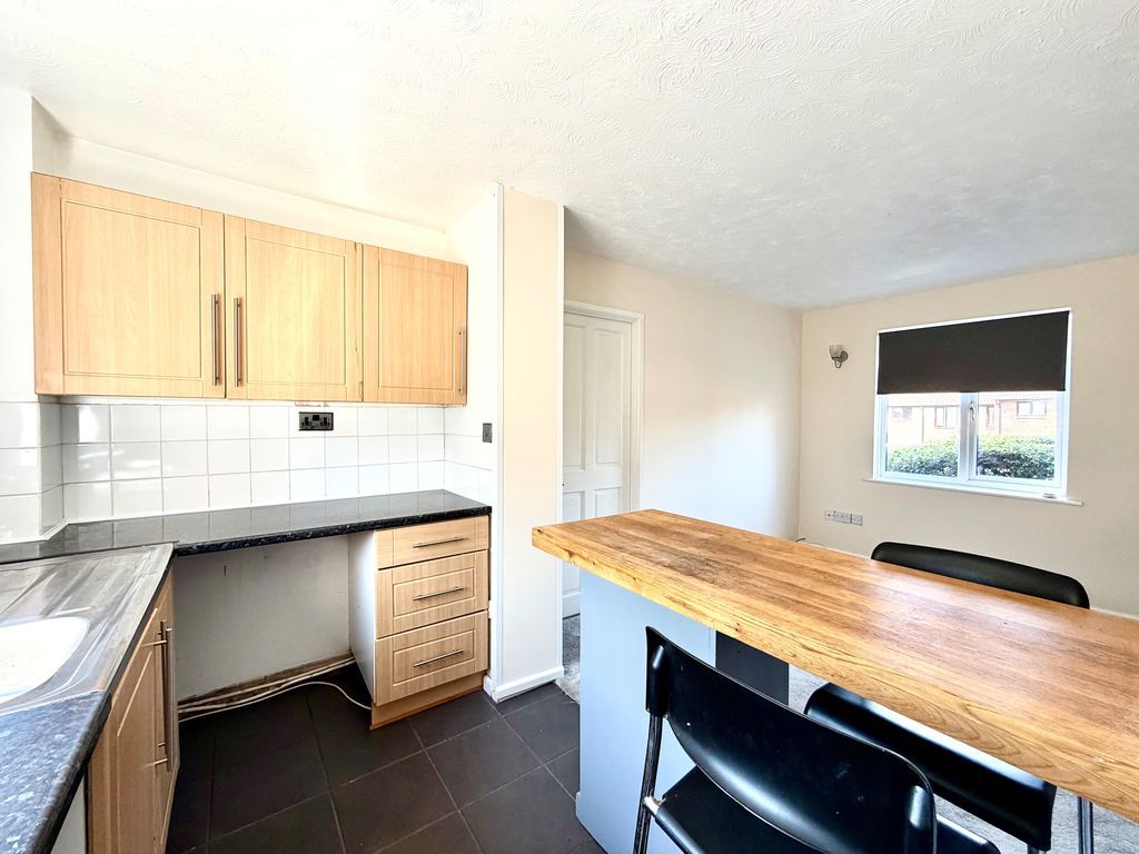 Property photo 2 of 10 Kitchen