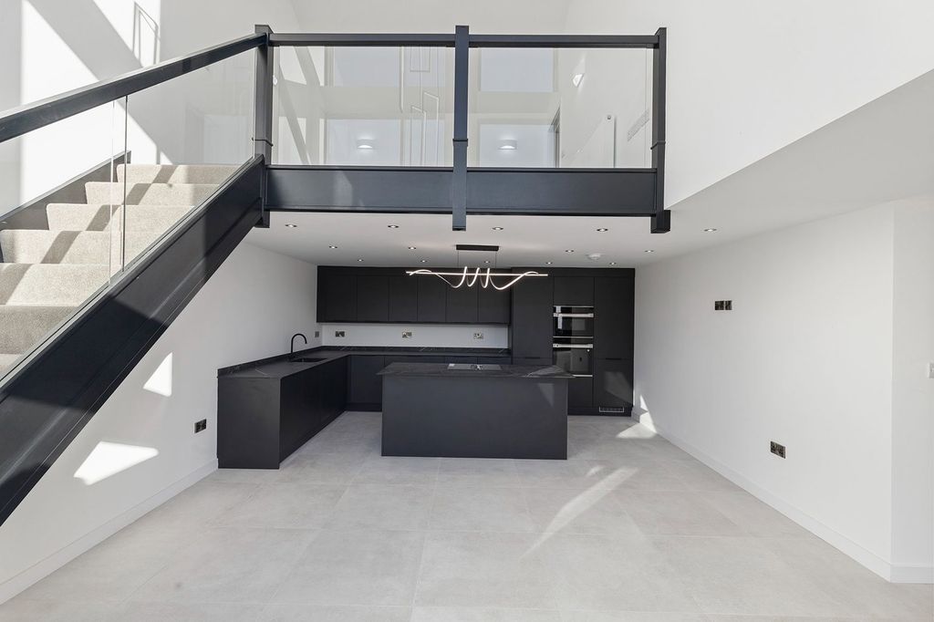 Property photo 3 of 27