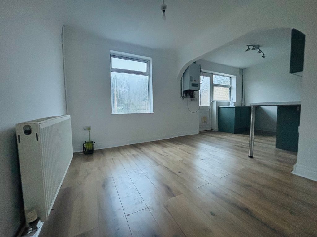 Property photo 2 of 8 Image