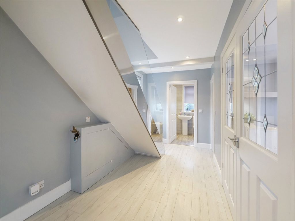 Property photo 2 of 21 Hallway