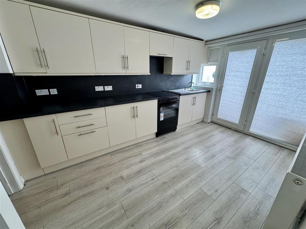 Property photo 3 of 22 Tempimages8Kp2Q.Jpg