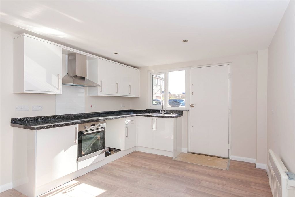 Property photo 2 of 4 3Kitchen