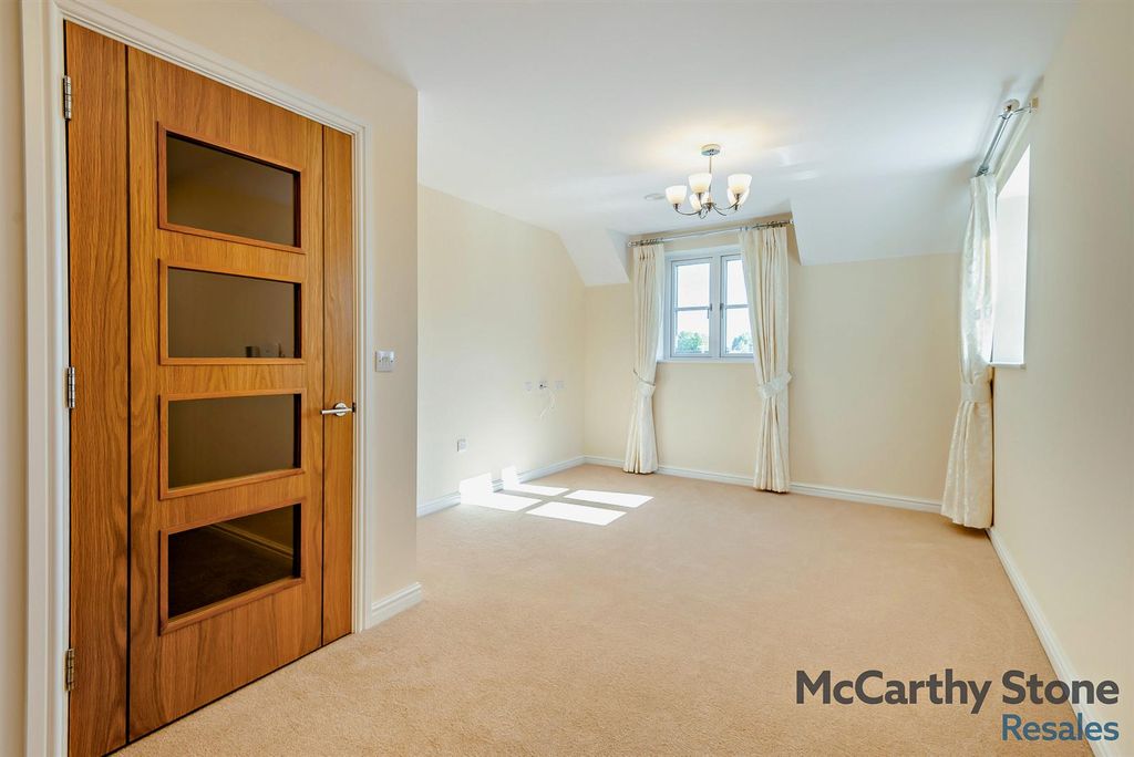 Property photo 3 of 21 Living Room