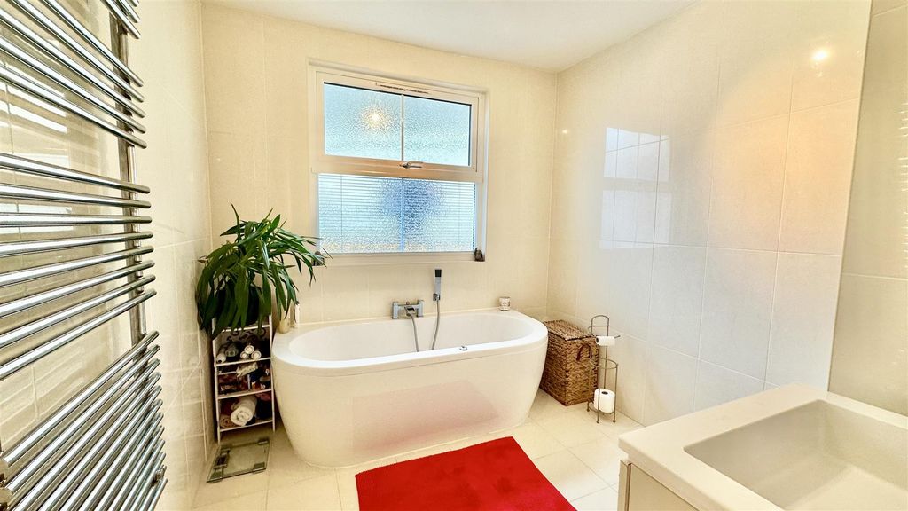 Property photo 3 of 34