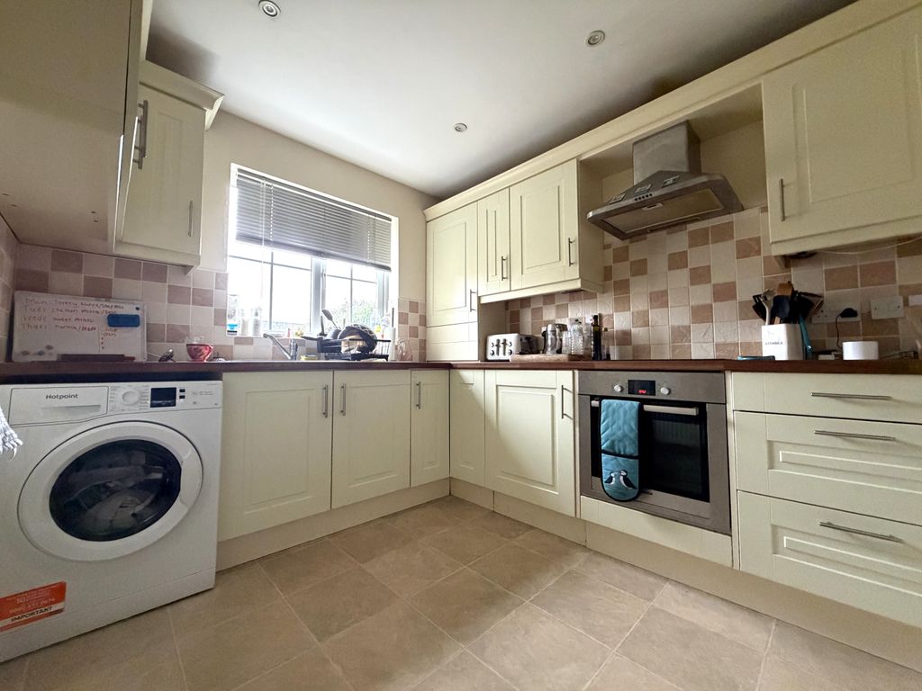 Property photo 3 of 12 Kitchen 2