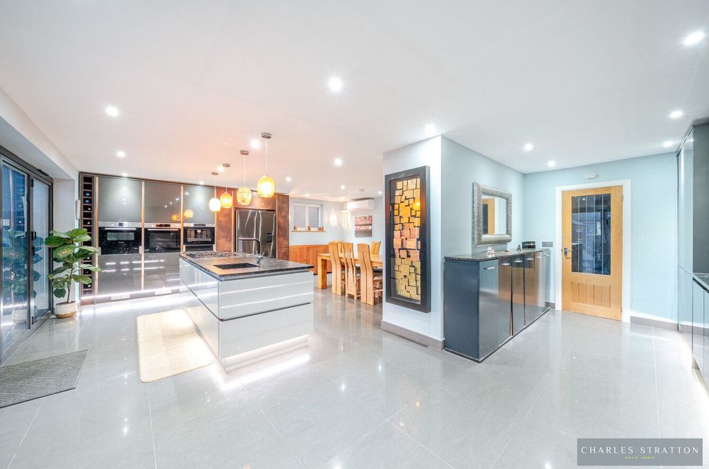 Property photo 2 of 33