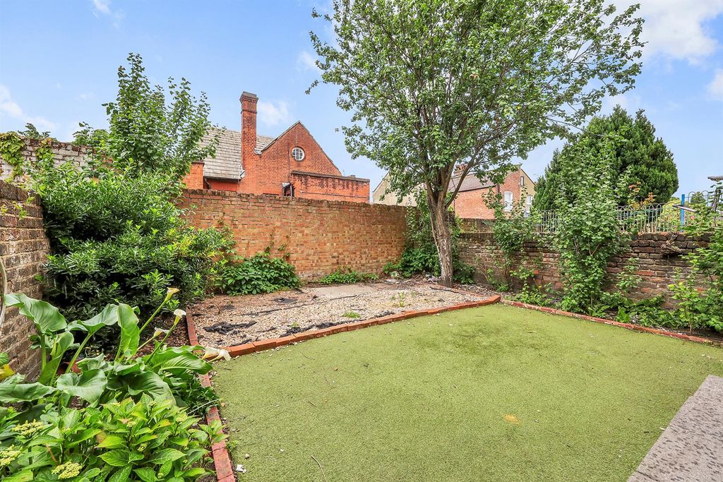 Property photo 2 of 17 Garden