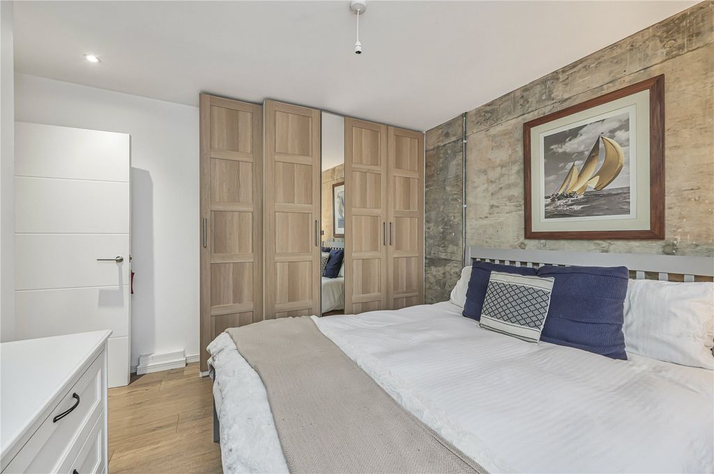 Property photo 3 of 9 Bedroom