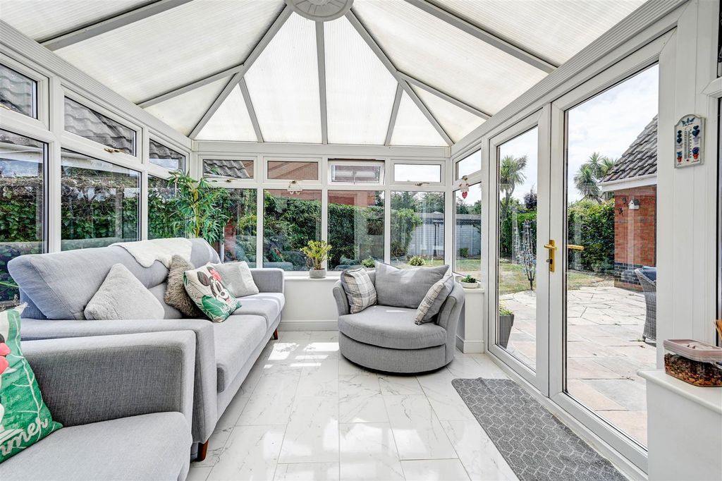 Property photo 2 of 25 Conservatory.Jpg