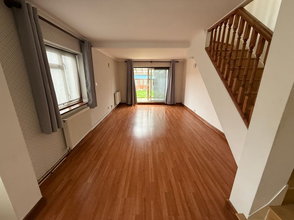 Property photo 2 of 12 Through Reception