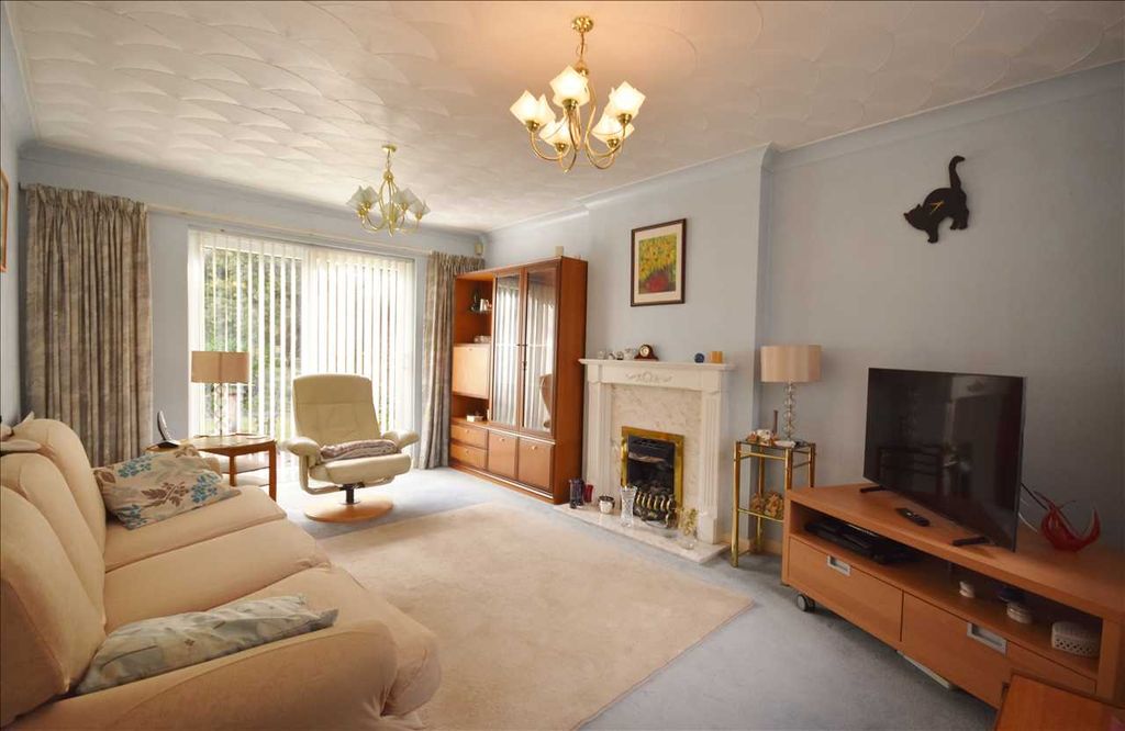 Property photo 3 of 17 Lounge