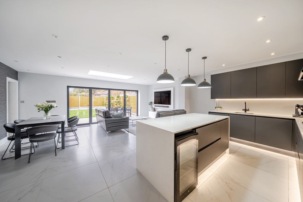 Property photo 2 of 20 1382575-21-691Dde...