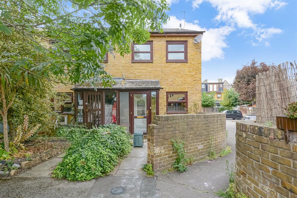 Property photo 1 of 15 Woodseer Street