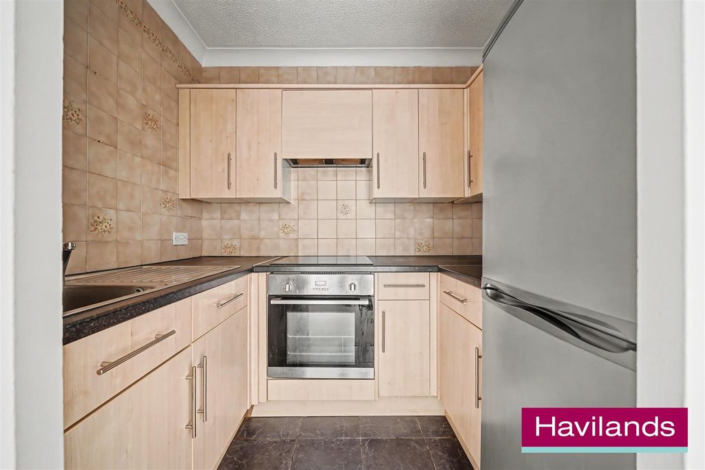 Property photo 2 of 12 Homewillow Close N21 2Hj-5.Jpg