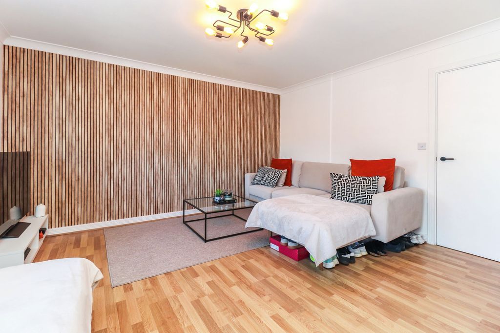 Property photo 3 of 15 Lounge