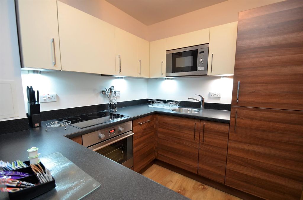 Property photo 3 of 11 Kitchen