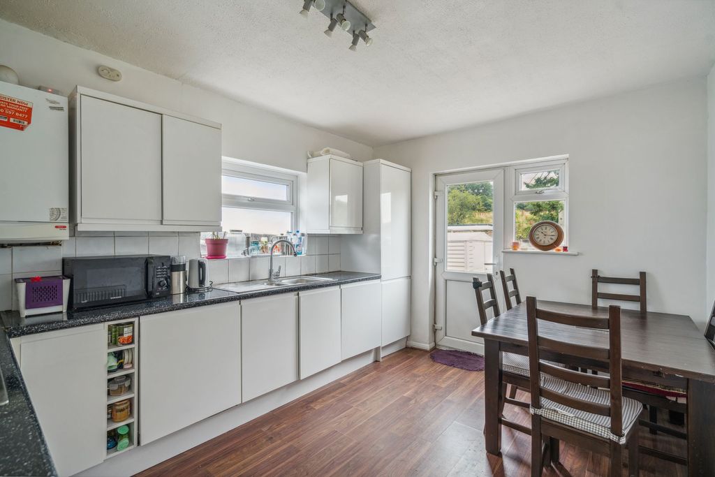 Property photo 3 of 9 Kitchen