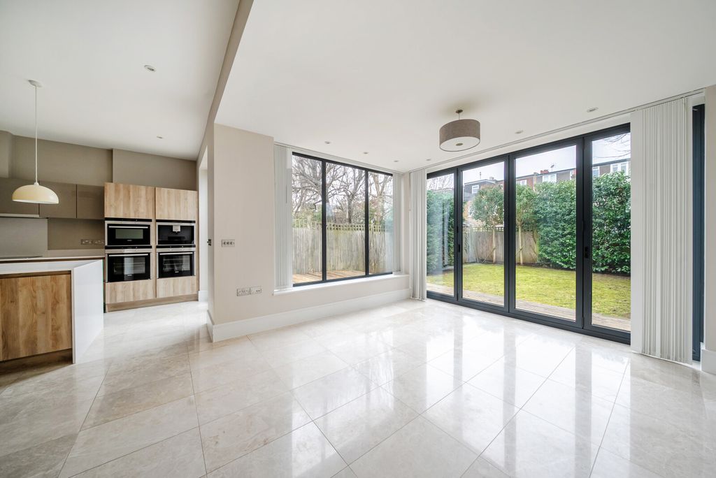 Property photo 2 of 11 Rear Sitting