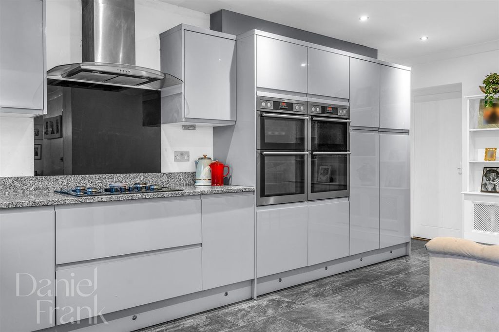 Property photo 3 of 29