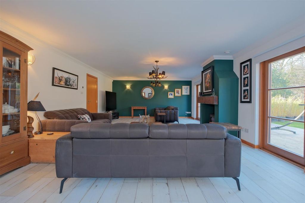 Property photo 2 of 33 Lounge