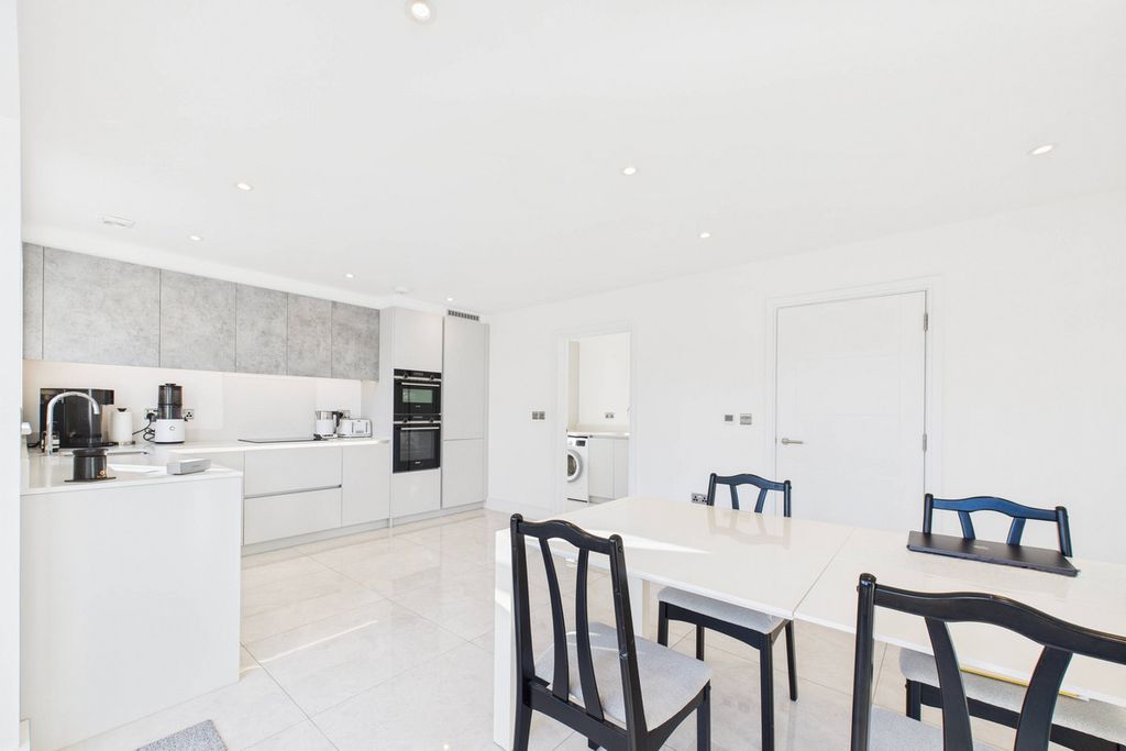 Property photo 3 of 27