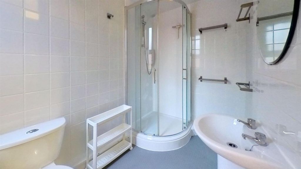 Property photo 1 of 11 209-Francis-Avenue-Bathroom.Jpg