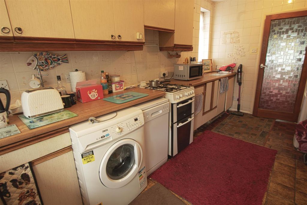 Property photo 3 of 9 Kitchen.Jpg