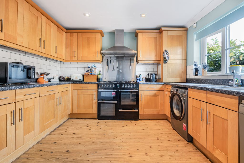 Property photo 3 of 17 Kitchen
