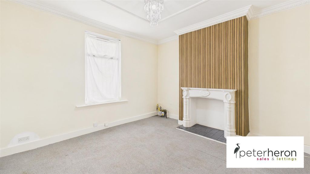 Property photo 2 of 16 Lounge