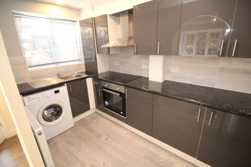 Property photo 3 of 11 Kitchen