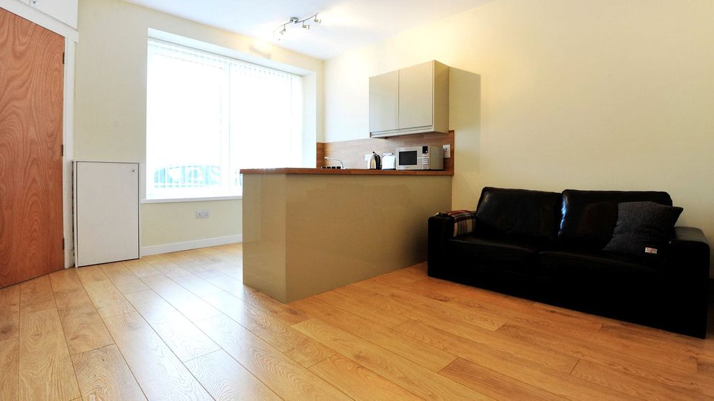 Property photo 3 of 6 Lounge
