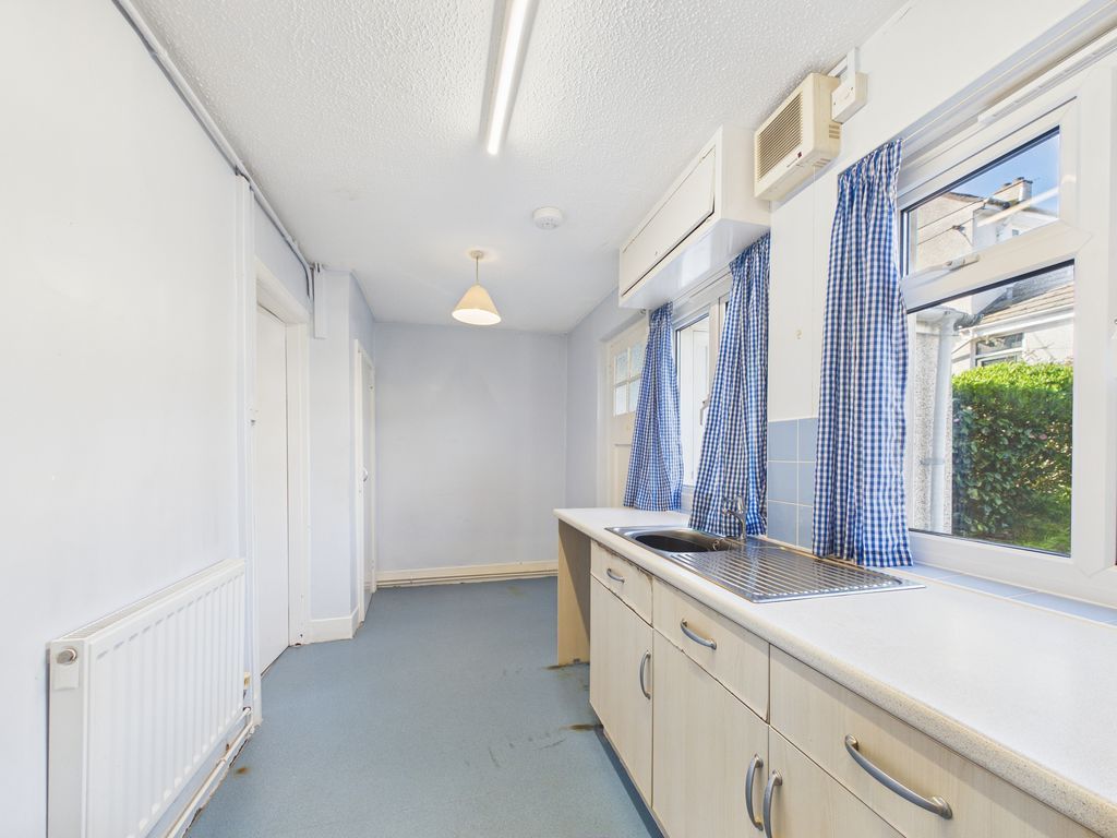 Property photo 3 of 9 Kitchen