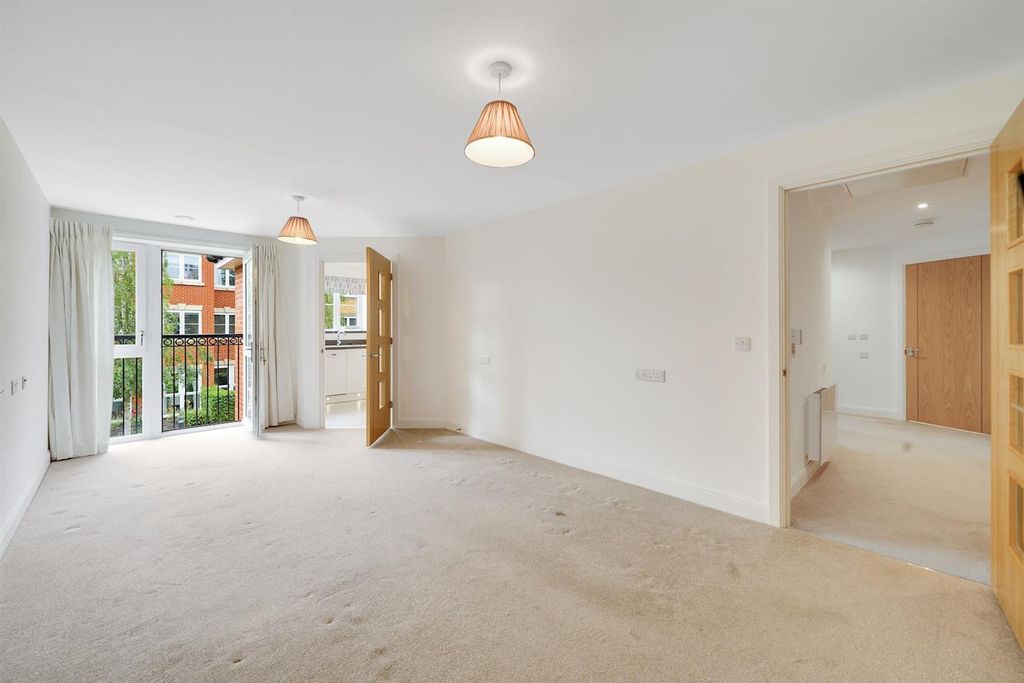 Property photo 1 of 15 04-d76986533-Gp-Mcs-29 Edward Place (26 Of 130)-Me